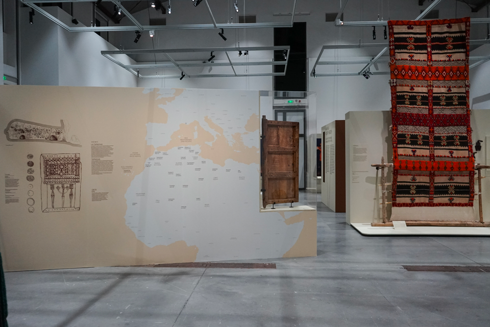 2_Amazighes_Scenographie_Claudine_Bertomeu_Avril_2025_Mucem©Julie_Cohen_Mucem